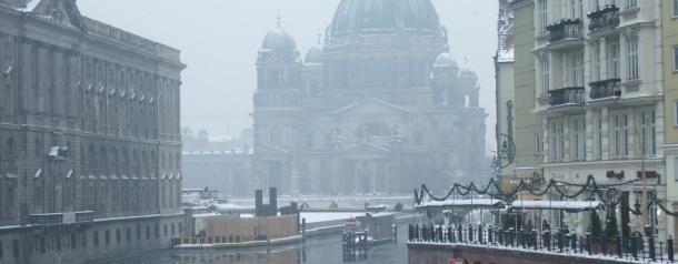 Dunkle Stimmung am Dom in Berlin Mitte 2021. Passend zur Lage. 610
