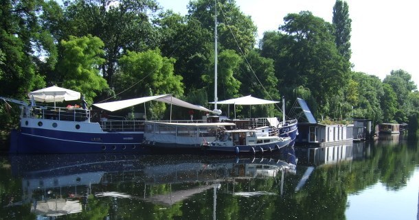 Berlin Tiergarten, Schleuseninsel im Landwehrkanal im Sommer